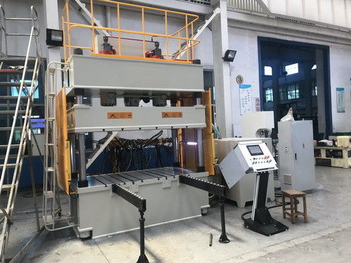 Worktable dell'azionamento 2x1.5m della macchina della pressa idraulica della porta di automobile dello stampaggio profondo 200T servo