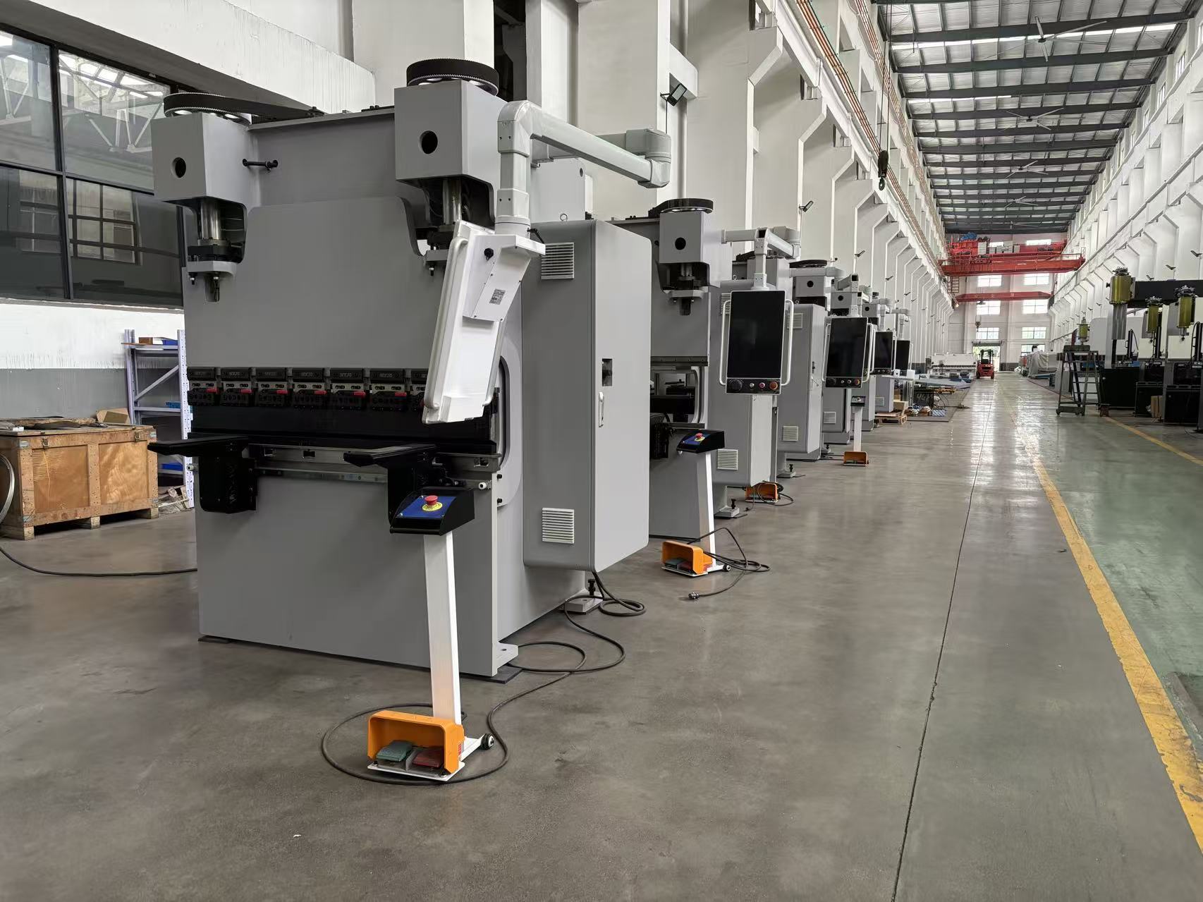 Ultimi blog aziendali su What Press Brake Tooling Should You Choose for Stainless Steel, Carbon Steel and Aluminum Bending?