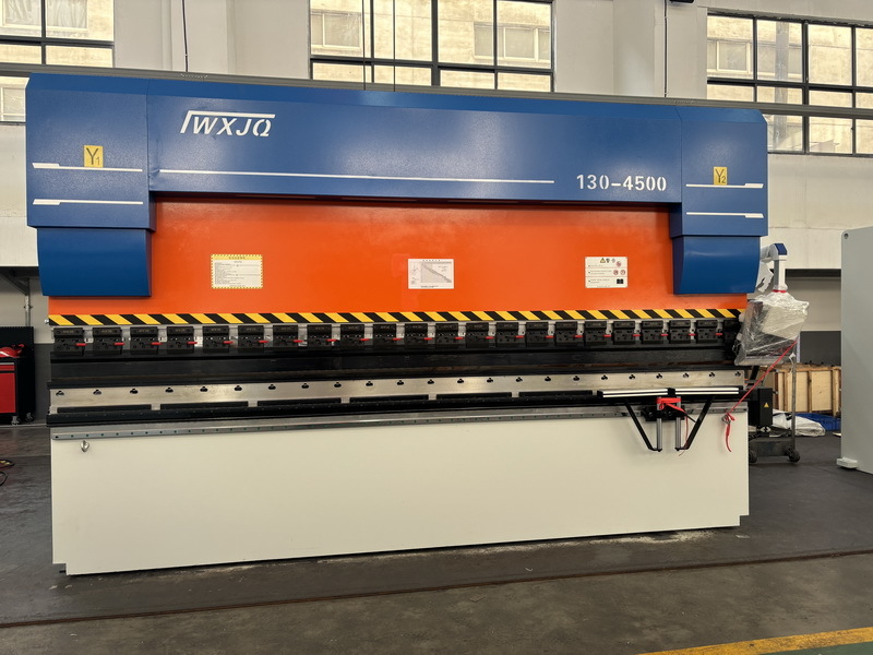 Ultimi blog aziendali su How to Choose the Right Press Brake Machine for Different Sheet Metal Thicknesses and Materials