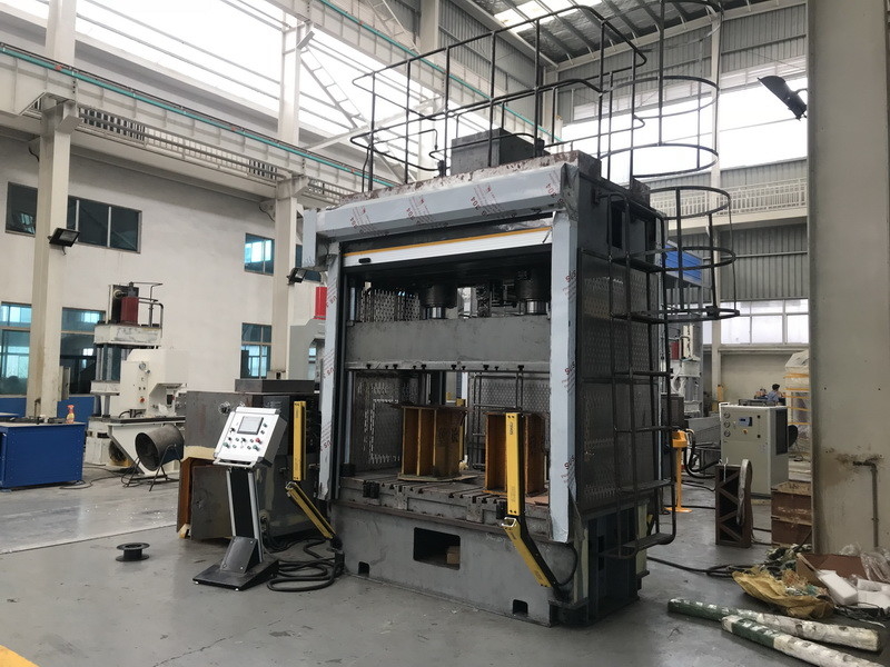 Worktable lungo idraulico dell'unità 2m della stampa di CNC del servo azionamento con il tipo scanalature di T