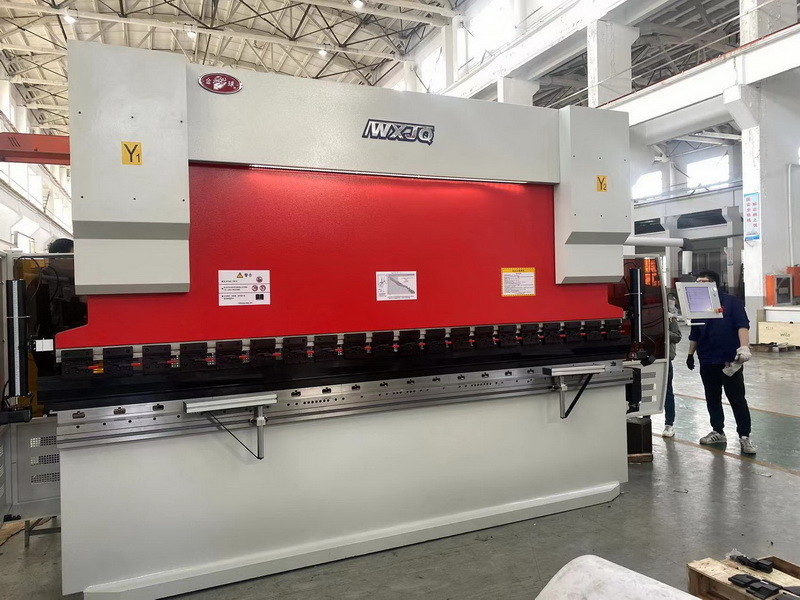 135T Meccanica CNC Hydraulic Press Brake Machine 3200mm Lunghezza di piegatura