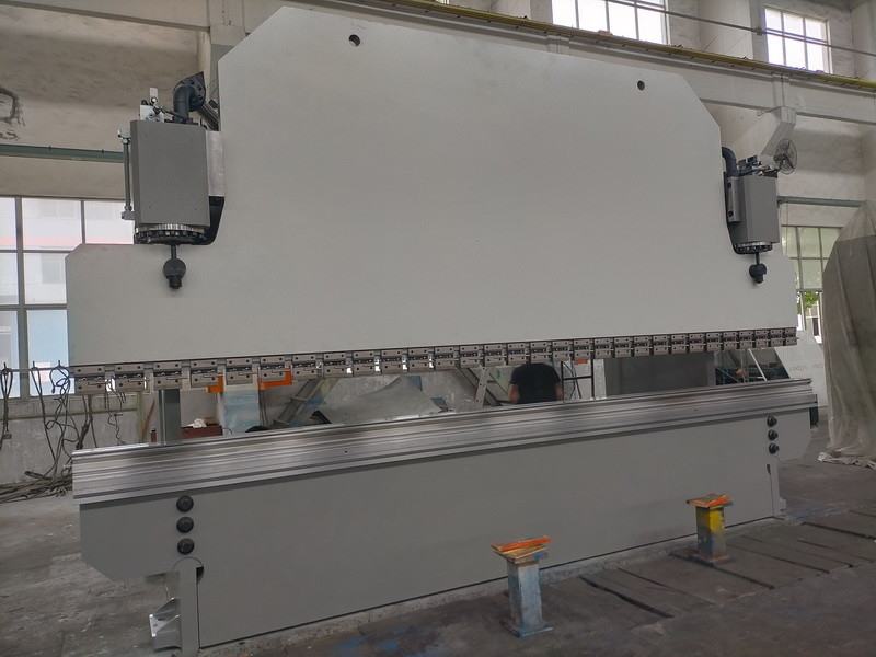 Freno idraulico CNC 600T lunghezza 14m per piegatura e modellazione di lamiere metalliche