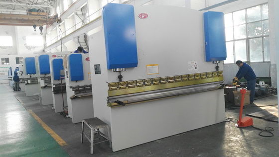 7.5KW Potenza del motore PLC Controllo di lamiera di pressione di metallo con 100-400T di pressione per la piegatura di metallo pesante